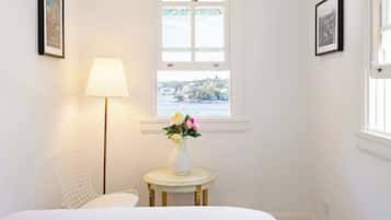 3 bedrooms, iron/ironing board, travel cot, Internet