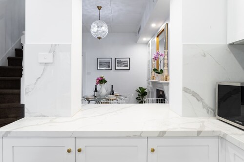 Elegant 3BD Waterview Terrace in The Rocks CBD