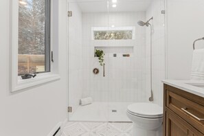 Een douche, een haardroger, handdoeken