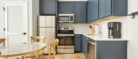 Een koelkast, een microgolfoven, een oven, een kookplaat