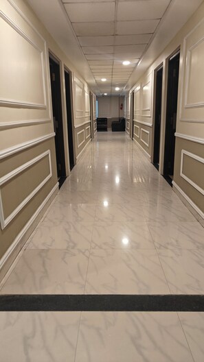 Handrails in hallways - Galleria Hotel Ajmer (Ajmer)