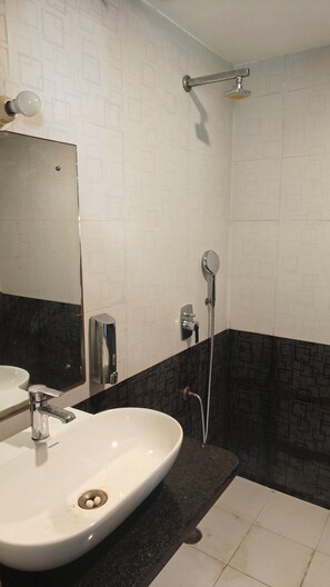 Deluxe Double Room, Garden View | Bathroom | Shower, free toiletries, towels, soap - Galleria Hotel Ajmer (Ajmer)