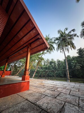 Property grounds - Riverside Inn villa - 2BHK Private Riverfront Villa (Kozhikode)