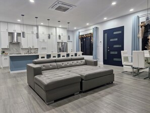 TV - Panoramic seascape from modern, 3-bedroom villa in Hope Estate (Mesopotamia)