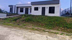 Un bâtiment moderne à deux étages, doté d’un toit plat et de murs extérieurs blancs.