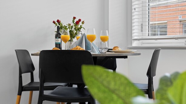 Dining - Stylish Luxury 2bed 2bath Apartment in Nottingham City - Free Parking (Nottingham)