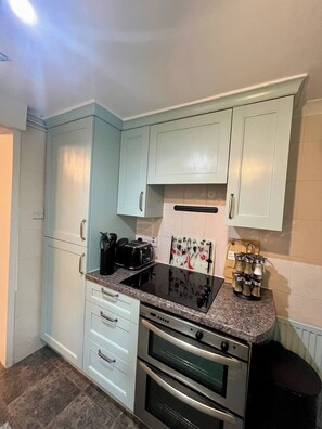 Fridge, microwave, oven, stovetop - Beautiful & Cosy Apartment in Brighton BN2 3AD (Brighton)