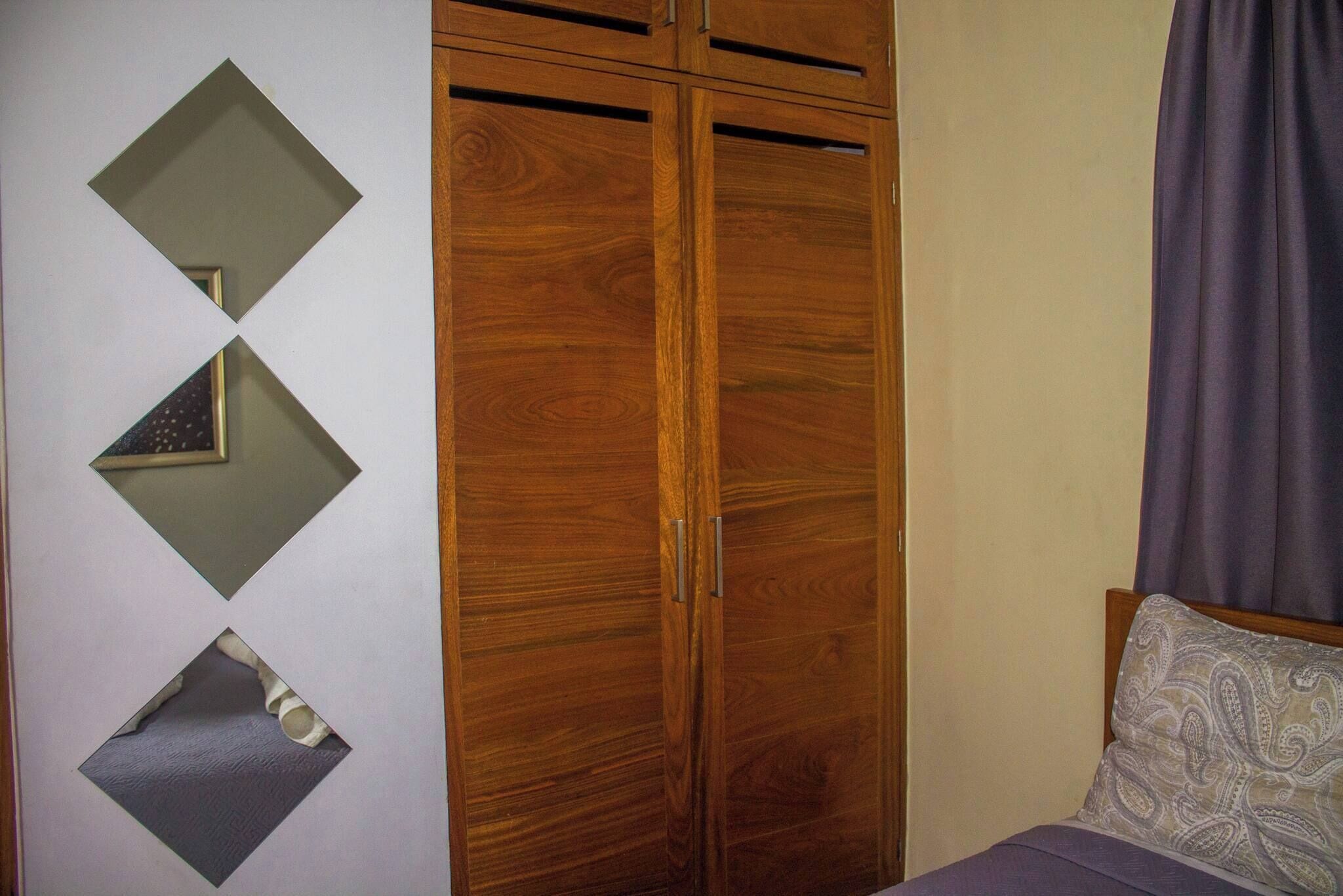Iron/ironing board, internet, bed sheets
