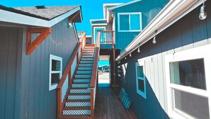 Eine Holterrasse, die zu einer Treppe führt, mit Blick auf ein Gebäude im Hintergrund.