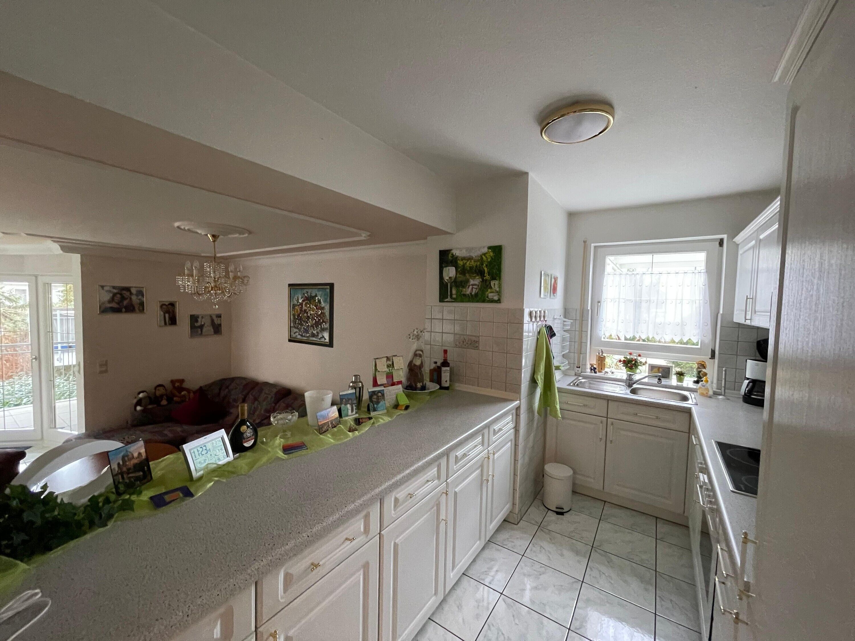 Kühlschrank, Ofen, Herdplatte, Wasserkocher mit Kaffee-/Teezubehör