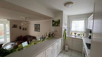 Kühlschrank, Ofen, Herdplatte, Wasserkocher mit Kaffee-/Teezubehör