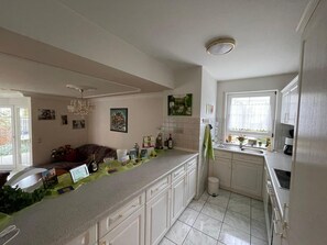 Kühlschrank, Ofen, Herdplatte, Wasserkocher mit Kaffee-/Teezubehör