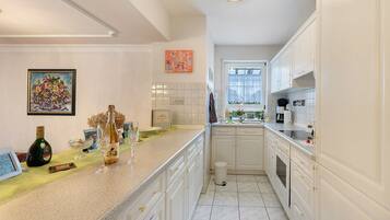 Kühlschrank, Ofen, Herdplatte, Wasserkocher mit Kaffee-/Teezubehör