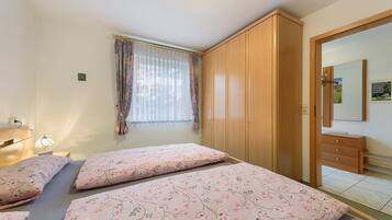 2 bedrooms, iron/ironing board, bed sheets