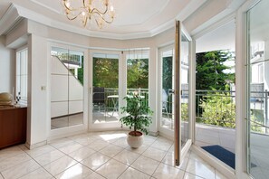 Interior - Apartment 'Linas Lieblingsplatz' with Balcony & Piano (Uhldingen-Mühlhofen)