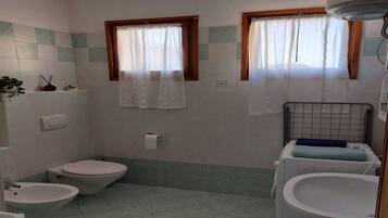 Apartment, 2 Schlafzimmer, Balkon | Badezimmer