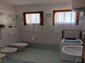 Apartment, 2 Schlafzimmer, Balkon | Badezimmer