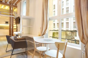 Apartment | Dining - Charming Studio - Le Marais / Beaubourg (Paris)