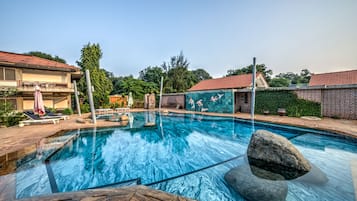 Una piscina al aire libre