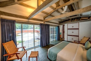 Doppelzimmer, Poolblick | Schreibtisch, laptopgeeigneter Arbeitsplatz, schallisolierte Zimmer