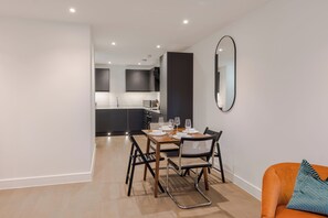 Dining - Ladywell 1 bd Flat - Fast WiFi | Smart TV | Modern (London)