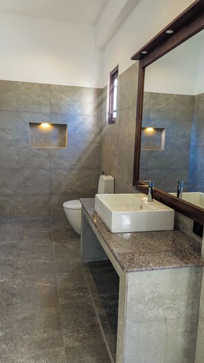 Separate tub and shower, hair dryer, slippers, towels - Arinna Beach Resort (Tangalle)