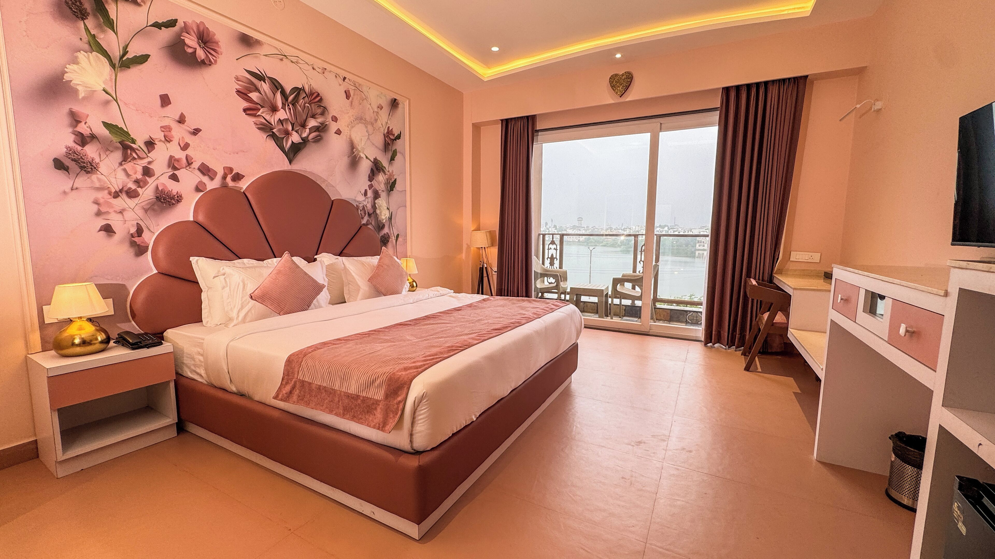 尊榮雙人房, 陽台, 湖景 | 客房內保險箱、書桌、  遮光布/窗簾、隔音