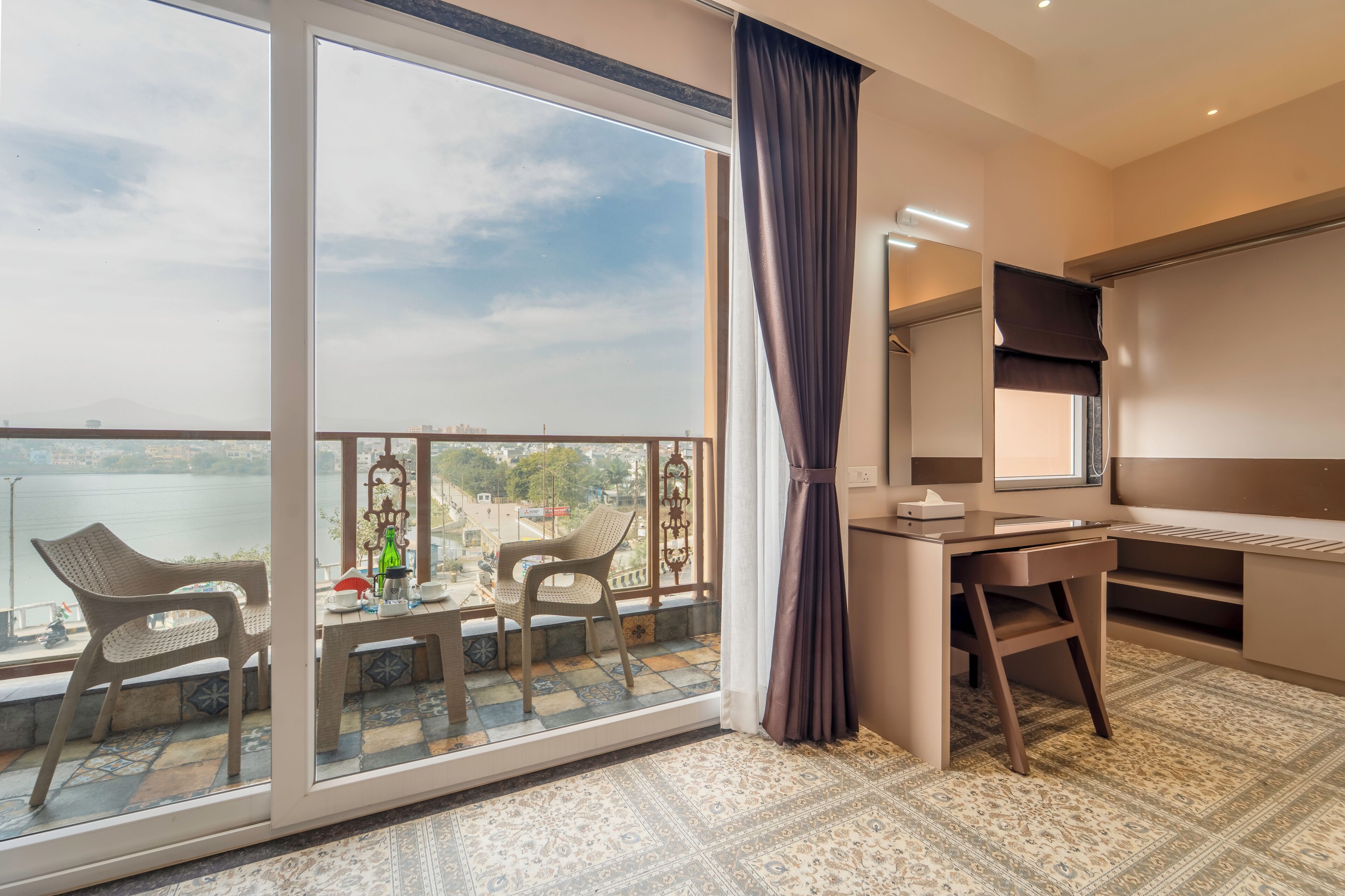 Quarto casal premium, sacada, vista para o lago | Cofres nos quartos, escrivaninha, cortinas blackout