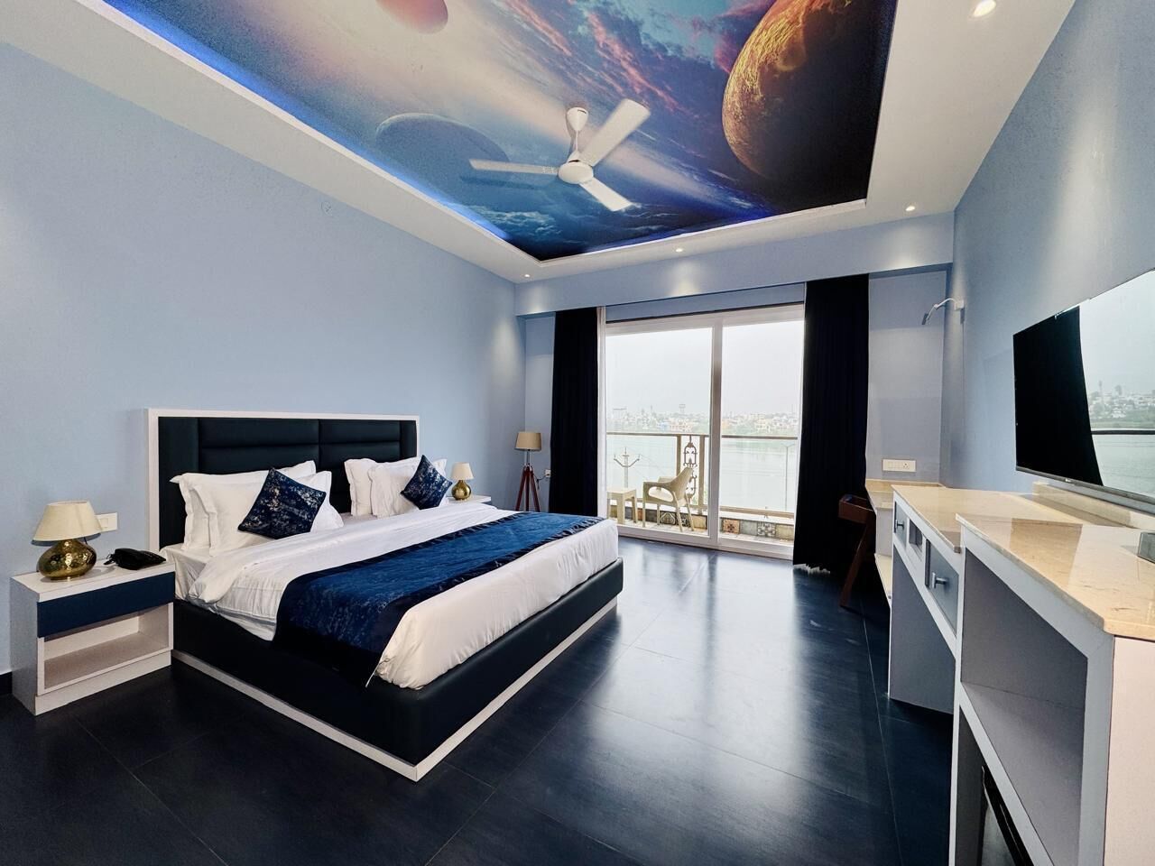 Premium tweepersoonskamer, balkon, uitzicht op meer | Een kluis op de kamer, een bureau, verduisterende gordijnen