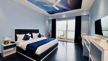 Premium tweepersoonskamer, balkon, uitzicht op meer | Een kluis op de kamer, een bureau, verduisterende gordijnen