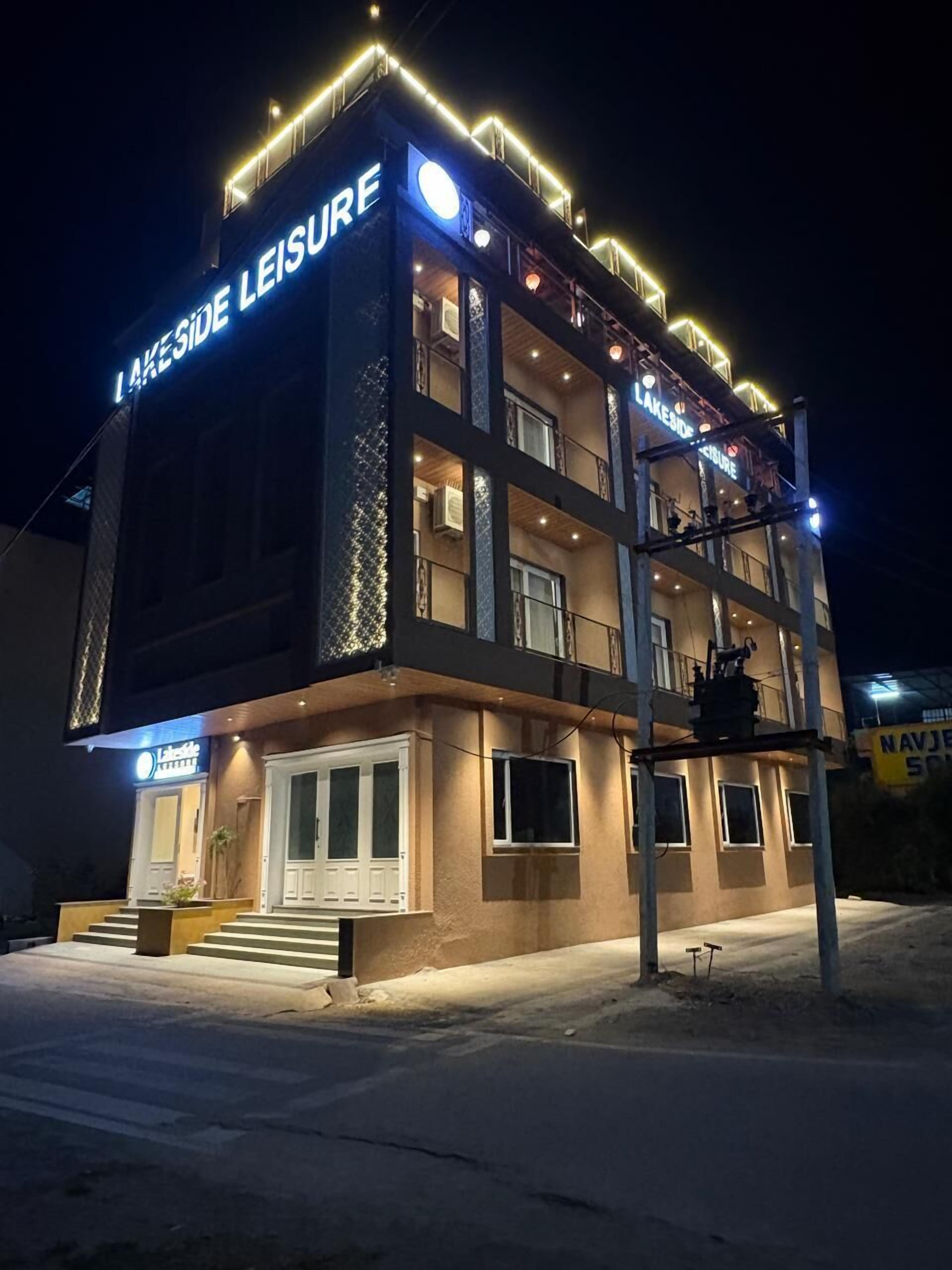 住宿正面 - 傍晚/夜晚