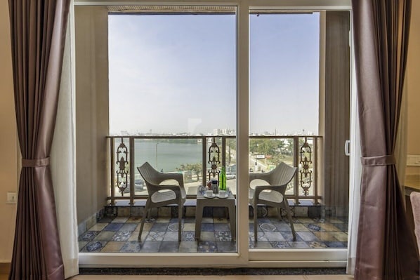 Luxury Lake View Room with Balcony | Balcony