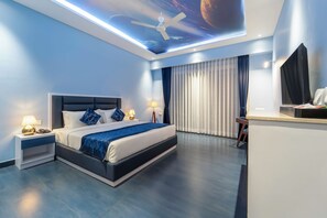 Doppia Premium, balcone, vista lago | Una cassaforte in camera, una scrivania, tende oscuranti