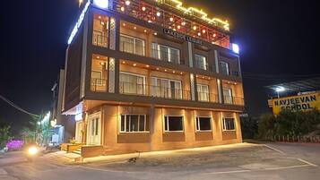 Façade de l’hébergement - soirée/nuit