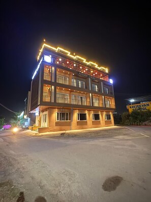 住宿正面 (夜晚)