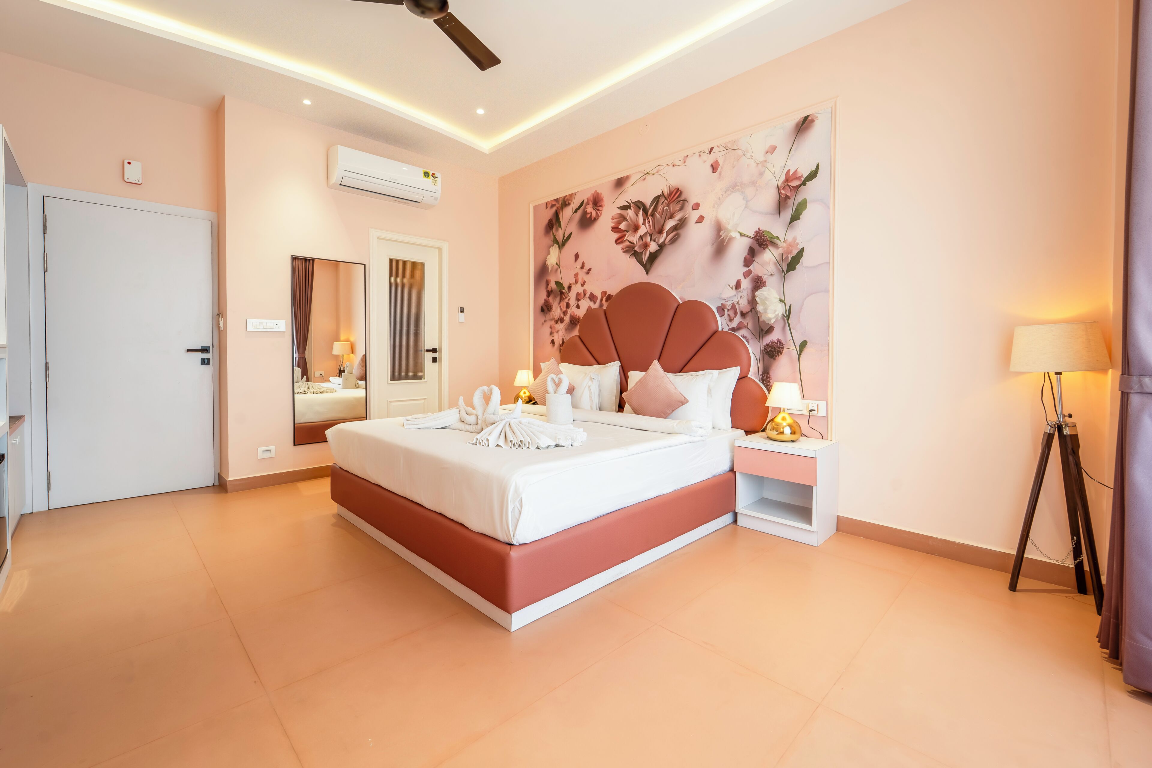 Luxury Lake View Room with Balcony | In-room safe, desk, blackout drapes, soundproofing