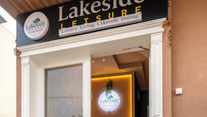 Ein Hotel Eingang mit einem Schild, auf dem 'Lakeside Leisure' und 'Luxury Living. Lakeside Dining' steht.