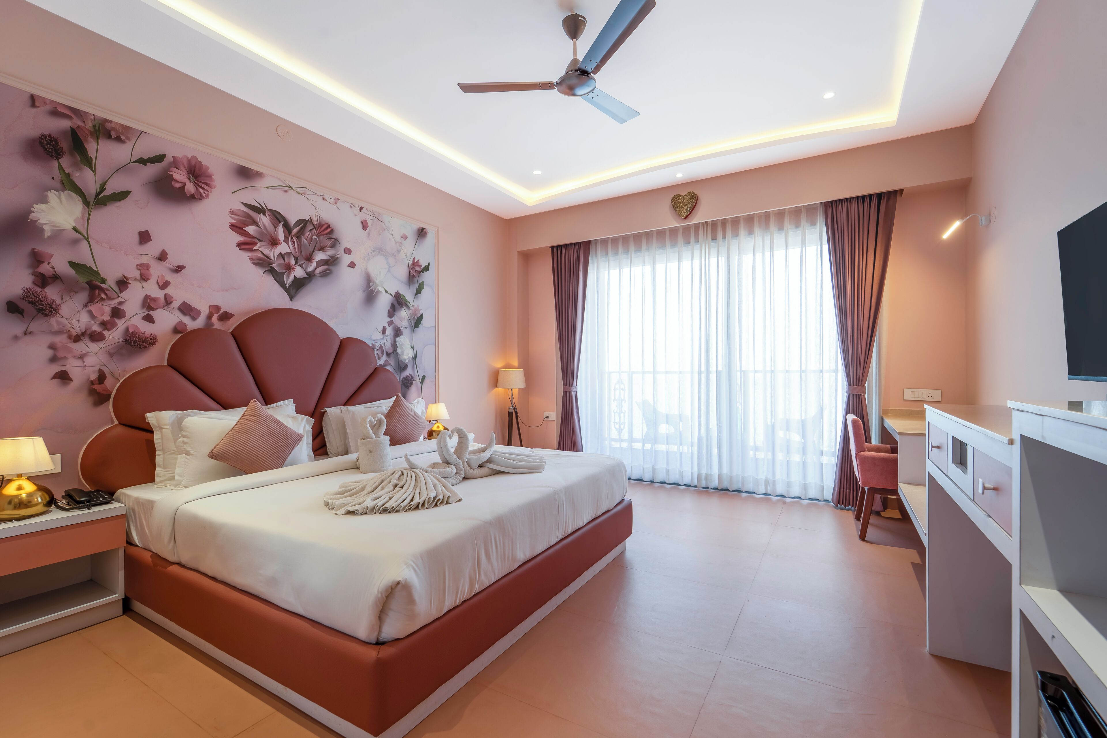 尊荣双人房, 阳台, 湖景 | 客房内保险箱、办公桌、遮光窗帘、隔音