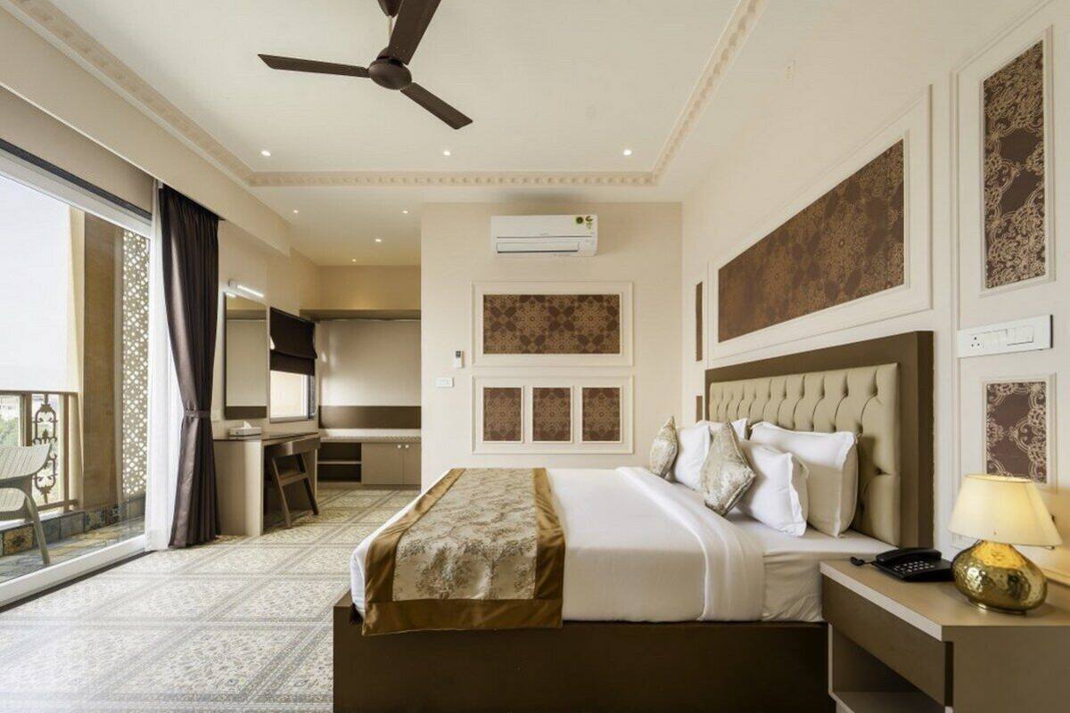 尊榮雙人房, 陽台, 湖景 | 客房內保險箱、書桌、遮光布/窗簾、隔音