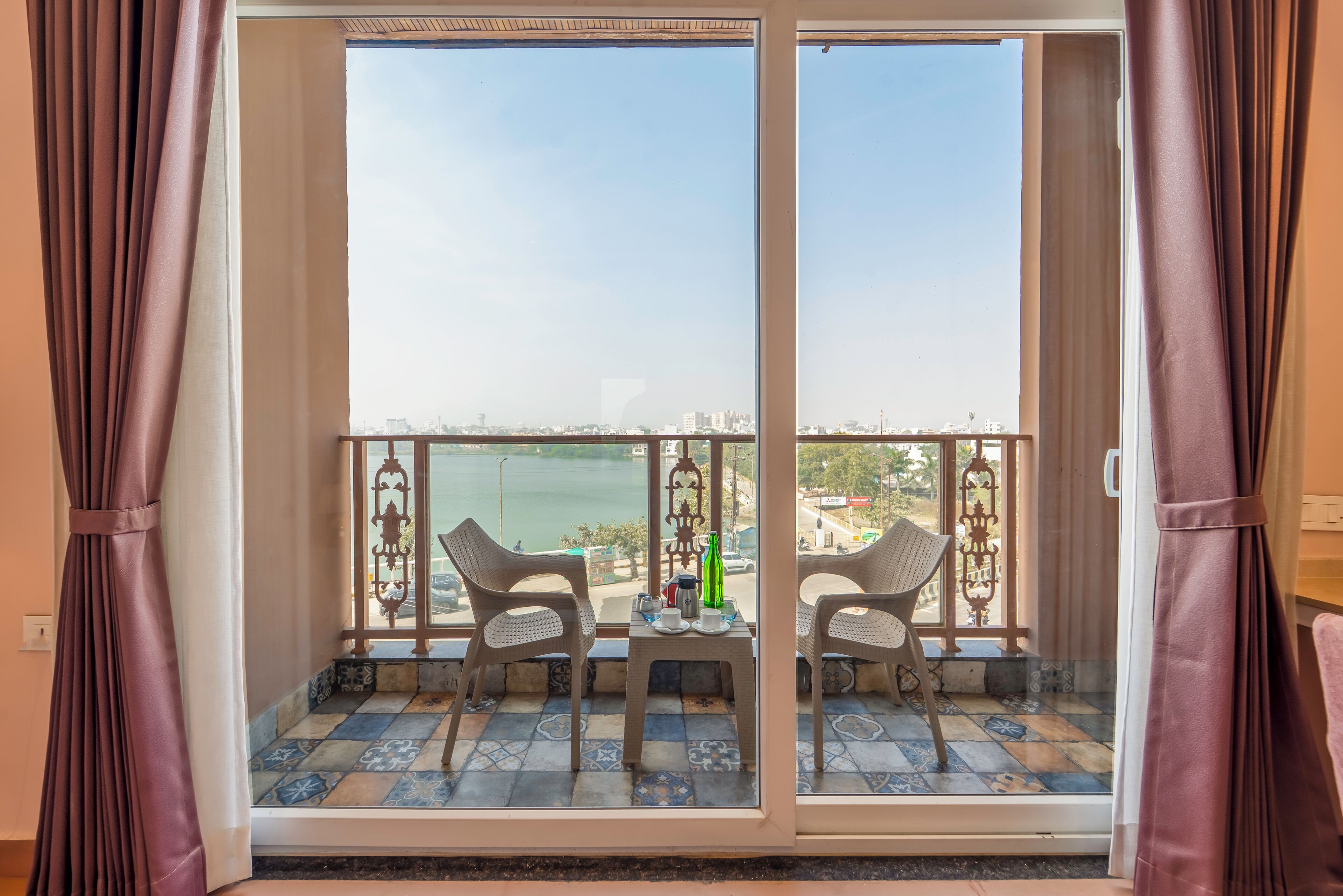 Quarto casal premium, sacada, vista para o lago | Vista da sacada