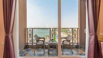 Quarto casal premium, sacada, vista para o lago | Vista da sacada