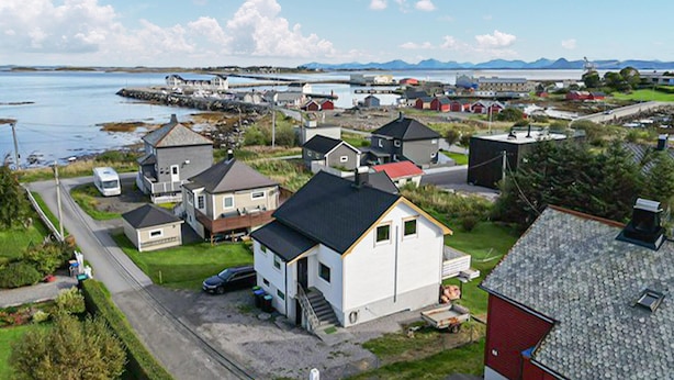 A coastal village with houses, a dock, and a road leading to the water. - Awesome home in Harøya (Harøya)