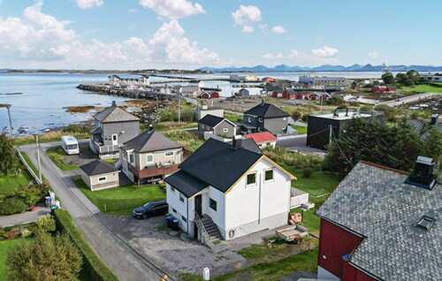 Nice home in Harøya with harbor view