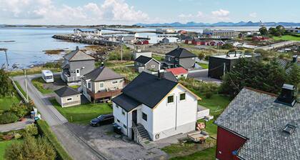 Nice home in Harøya with harbor view