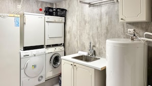 A laundry room with a washing machine, dryer, and a sink. - Awesome home in Harøya (Harøya)