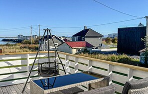 Outdoor dining - Nice home in Harøya with harbor view (Harøya)