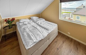 5 bedrooms, travel crib, free WiFi - Awesome home in Harøya (Harøya)