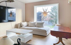 Smart TV, fireplace - Nice home in Harøya with harbor view (Harøya)