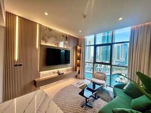 Smart TV - Modern 2 BR Apartment with stunning Marina Views (Dubai)