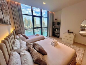 2 makuuhuonetta, tallelokero huoneessa, silitysrauta/-lauta